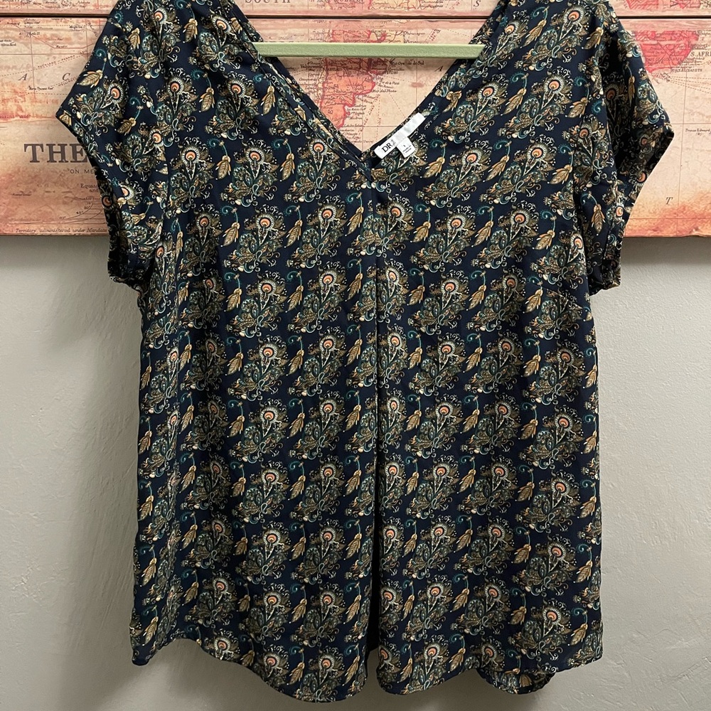 DR2 centre pleated polyester printed blouse with v neck + back